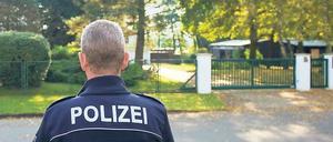 Mit Uniform am Gartenzaun. Nach zwei Anschlägen wachen zahlreiche Beamte vor dem Villengrundstück in Bad Saarow. Das Motiv ist völlig unklar, von Drohungen ist nichts bekannt. Der Familie von Christian Pepper gehören große Ufergrundstücke in dem Kurort am Scharmützelsee und mehrere Hochhäuser in Berlin.