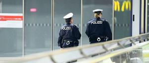 Auf der Suche. Bundespolizisten gehen am Mittwoch im Hauptbahnhof auf Streife. Nach erneuten Funden von Brandsätzen ist der Bahnverkehr weiter gestört. Foto: dpa