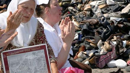 Zwei bosnische Frauen beten am Schuh-Hügel am Brandenburger Tor.