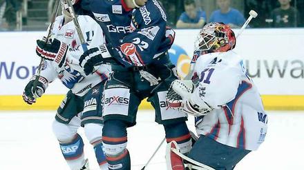 Ins Tor gemogelt. Der Torwart half bei Barry Tallacksons 1:0 für die Eisbären.