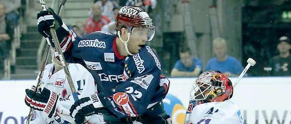 Ins Tor gemogelt. Der Torwart half bei Barry Tallacksons 1:0 für die Eisbären.