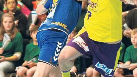 Angriff in der Champions League. Füchse-Spieler Ivan Nincevic setzt sich erfolgreich gegen Kielces Thorir Olafsson durch und erzielt eines seiner insgesamt vier Tore.