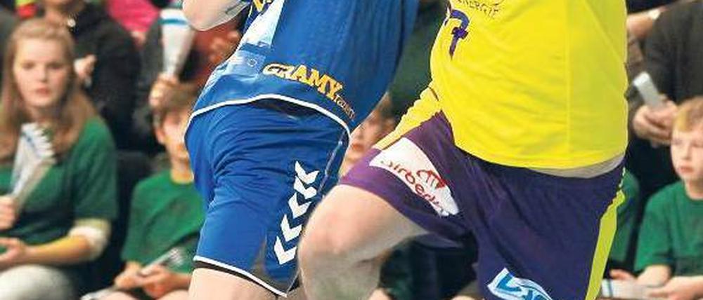 Angriff in der Champions League. Füchse-Spieler Ivan Nincevic setzt sich erfolgreich gegen Kielces Thorir Olafsson durch und erzielt eines seiner insgesamt vier Tore.