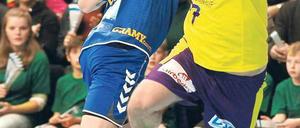 Angriff in der Champions League. Füchse-Spieler Ivan Nincevic setzt sich erfolgreich gegen Kielces Thorir Olafsson durch und erzielt eines seiner insgesamt vier Tore.