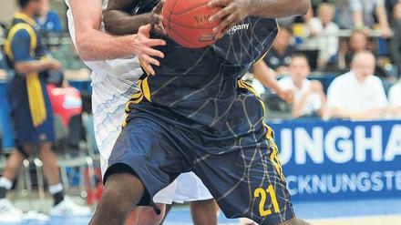 Zu wenig Abpraller. Albas Torin Francis (r.) griff nur einen Rebound ab. Foto: nordphoto