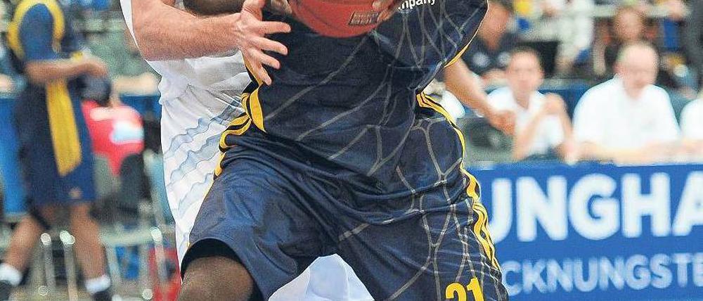 Zu wenig Abpraller. Albas Torin Francis (r.) griff nur einen Rebound ab. Foto: nordphoto