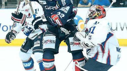 Ins Tor gemogelt. Der Torwart half bei Barry Tallacksons 1:0 für die Eisbären. Foto: Engler