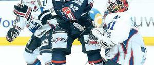 Ins Tor gemogelt. Der Torwart half bei Barry Tallacksons 1:0 für die Eisbären. Foto: Engler