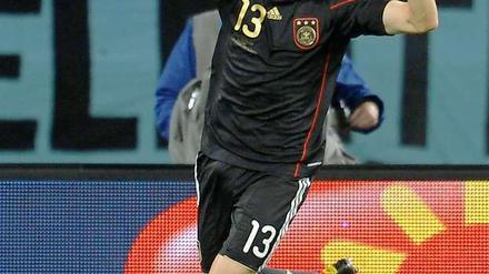 So jubelt ein Torschützenkönig. Thomas Müller schaut überrascht, aber er ist es wirklich - ganz allein.