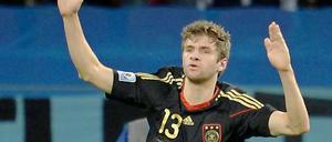So jubelt ein Torschützenkönig. Thomas Müller schaut überrascht, aber er ist es wirklich - ganz allein.