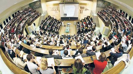 Hörsaal ade. Professorenstellen sind rar. Wer es bis ganz oben auf der wissenschaftlichen Karriereleiter schaffen will, braucht ein prominentes Forschungsthema. Foto: dpa
