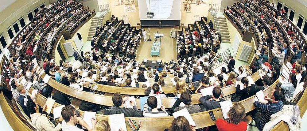 Hörsaal ade. Professorenstellen sind rar. Wer es bis ganz oben auf der wissenschaftlichen Karriereleiter schaffen will, braucht ein prominentes Forschungsthema. Foto: dpa