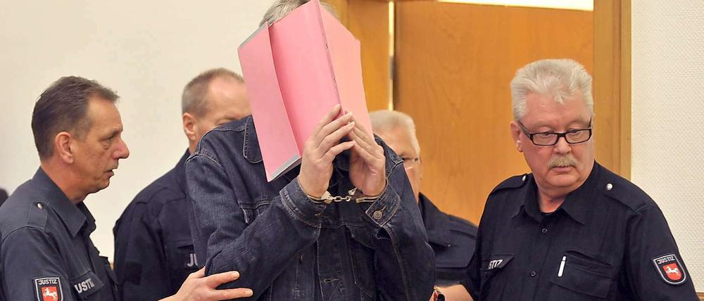 Wegen dreifachen Kindermordes angeklagte: Martin N. vor dem Landgericht in Stade