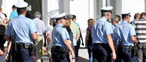 Beamte laufen Streife: Für das Kinder- und Familienfest zur Deutschen Einheit in Bonn hatte sich der Verdacht der Anschlagsplanung gegen vier Männer, die mutmaßlich der Islamistenszene entstammen, nicht erhärtet. Sie wurden wieder auf freien Fuß gelassen.