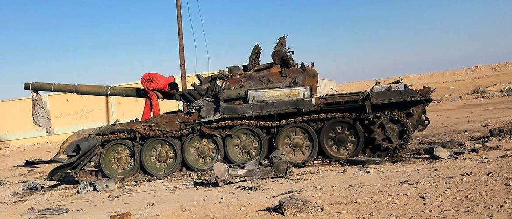 Der Bürgerkrieg in Libyen ist noch nicht vorbei. Tausende von Bewohnern von Sirte haben am Montag eine Kampfpause genutzt, um aus der Stadt zu flüchten.