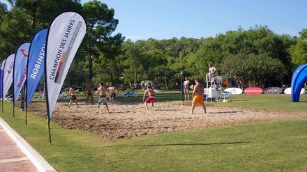 Mal ohne Leistungsdruck. Die Sportler beim Beachvolleyball.