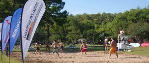 Mal ohne Leistungsdruck. Die Sportler beim Beachvolleyball.