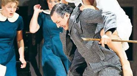 Schalk im Nacken. Im Tierkostüm steckt die Sopranistin Brigitte Geller, die hier dem Schulmeister (Andreas Conrad) mächtig zusetzt. Foto: Bresadola/Drama