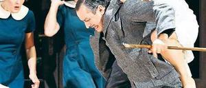 Schalk im Nacken. Im Tierkostüm steckt die Sopranistin Brigitte Geller, die hier dem Schulmeister (Andreas Conrad) mächtig zusetzt. Foto: Bresadola/Drama