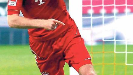 Wie immer. Im ersten Spiel nach seiner Verletzungspause trifft Arjen Robben zum 3:0 gegen Bayer Leverkusen. Foto: Reuters
