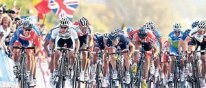 Der ist wieder schneller. André Greipel (ganz rechts) beobachtet kurz vor dem Zielstrich den neuen Weltmeister Mark Cavendish (ganz links). Foto: dapd