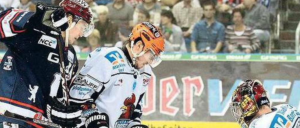 Kein Durchkommen. Auch der Berliner Frank Hördler (l.) scheitert am Iserlohner Torhüter Sébastien Caron. 