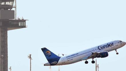 Ein Ferienflieger startet in Berlin-Schönefeld in unmittelbarer Nähe zum Tower des neuen Flughafens Berlin-Brandenburg Willy Brandt, der in acht Monaten eröffnet wird. 