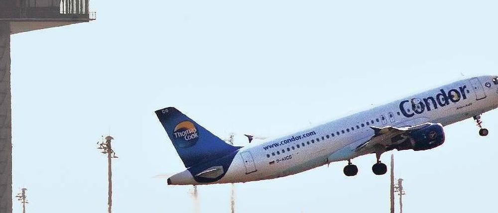 Ein Ferienflieger startet in Berlin-Schönefeld in unmittelbarer Nähe zum Tower des neuen Flughafens Berlin-Brandenburg Willy Brandt, der in acht Monaten eröffnet wird.