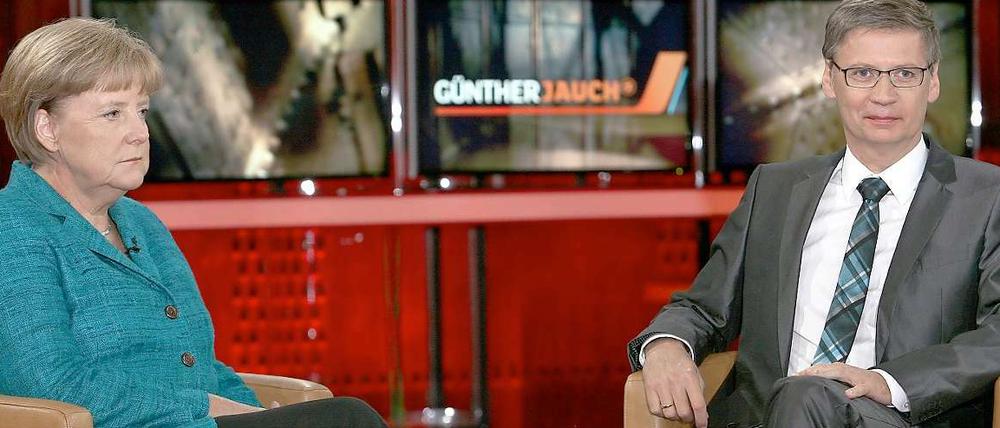 Im Talk mit Günter Jauch war die Kanzlerin zu Beginn noch etwas unlocker unlocker. Angela Merkel antwortete platt und gestelzt.