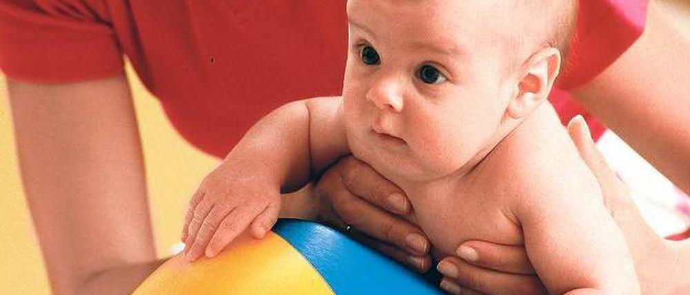 Kostenfalle Kind. Weil Frauen häufiger Babypause machen und öfter in Teilzeitjobs arbeiten, sind ihre Renten niedriger als die der Männer. Foto: dpa