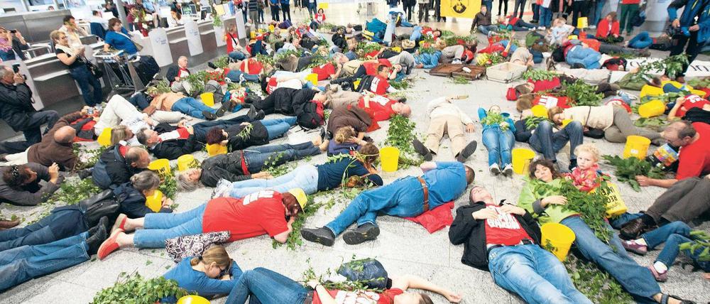 Keine Startbahn, logo. Auch Protest ist heutzutage gestalterisch durchdacht, sagen Designer. Demonstranten gegen den Ausbau des Frankfurter Flughafens liegen im Juni wie gefällte Bäume im Terminal. Foto: picture alliance / dpa
