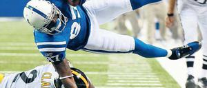 Bruchlandung. Ohne Quarterback Peyton Manning hat Indianapolis mit Receiver Reggie Wayne den Saisonstart verpatzt. Foto: dapd