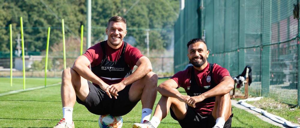 Groß in Japan. Bei Vissel Kobe spielte Joan Oumari mit Lukas Podolski in einem Team.