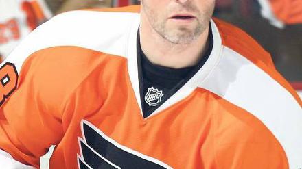 Die Frisur sitzt prima. Auf dem Eis wird es heute ernst für Jaromir Jagr. Foto: AFP