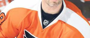 Die Frisur sitzt prima. Auf dem Eis wird es heute ernst für Jaromir Jagr. Foto: AFP