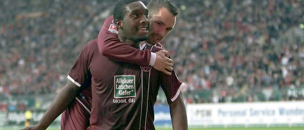 Richard Sukuta-Pasu (v.) traf gegen den FSV Mainz 05 zum zwischenzeitlichen 1:1-Ausgleich und bereitete zudem die 2:1-Führung beim 3:1-Heimsieg der Pfälzer vor. Christian Tiffert (h.) erzielte das Tor zum Endstand.