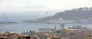 Den Blick über die Dächer von Istanbul genießen auch vermehrt Araber.