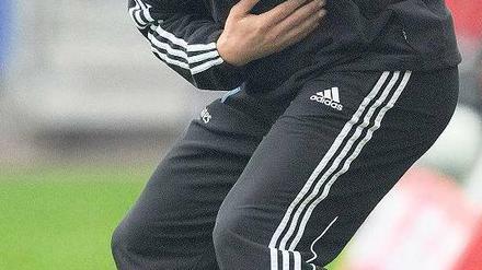 Langsam in die Knie. Die Anweisungen von Trainer Michael Oenning scheinen beim HSV kaum noch Gehör zu finden. Foto: dpa