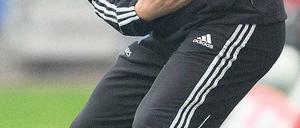 Langsam in die Knie. Die Anweisungen von Trainer Michael Oenning scheinen beim HSV kaum noch Gehör zu finden. Foto: dpa