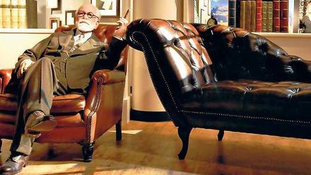 So soll es sein. Psychoanalytiker Sigmund Freud und neben ihm viel Platz – leider nur im Wachsfigurenkabinett von Madame Tussauds in Berlin. Foto: Mike Wolff