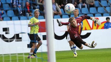 Sören Brandy (l.) überwindet Bochums Torhüter Luthe zur 1:0-Führung beim 4:0-Auswärtssieg des SC Paderborn.