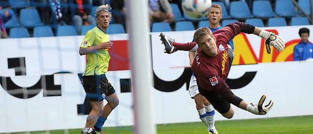 Sören Brandy (l.) überwindet Bochums Torhüter Luthe zur 1:0-Führung beim 4:0-Auswärtssieg des SC Paderborn.