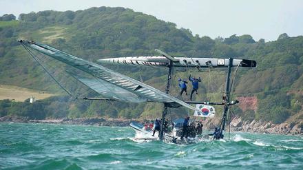 Noch alle Mann an Bord? Das Team Korea kenterte in Plymouth – derartige Malheure kommen bei der neuen America’s-Cup-Formel häufiger vor. Foto: Reuters