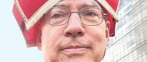 Rosa trug Rot. Auch Filmemacher Rosa von Praunheim marschierte in der Anti- Papst-Demonstration mit. Foto: Peters