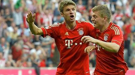 Toni Kroos (r.) jubelt mit Thomas Müller (l.), dem Torschützen zur 1:0-Führung.