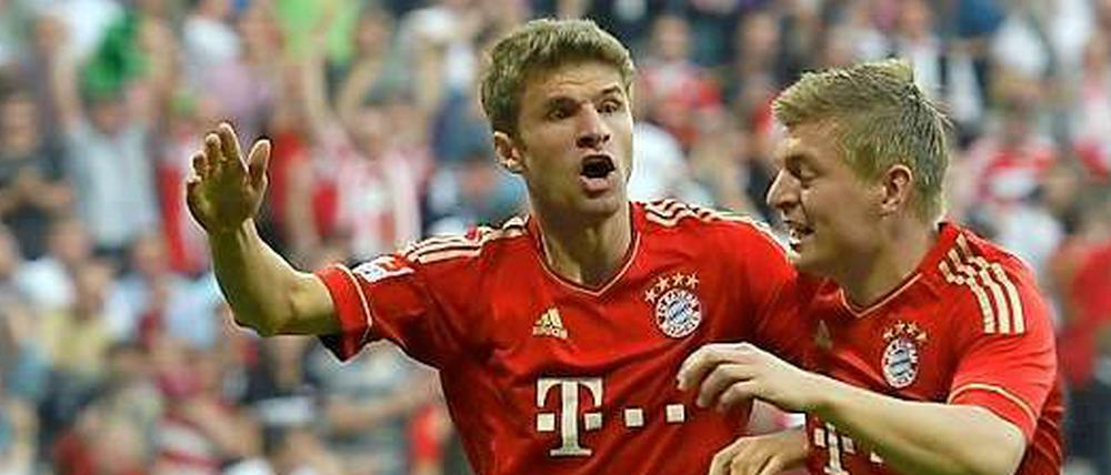 Toni Kroos (r.) jubelt mit Thomas Müller (l.), dem Torschützen zur 1:0-Führung.