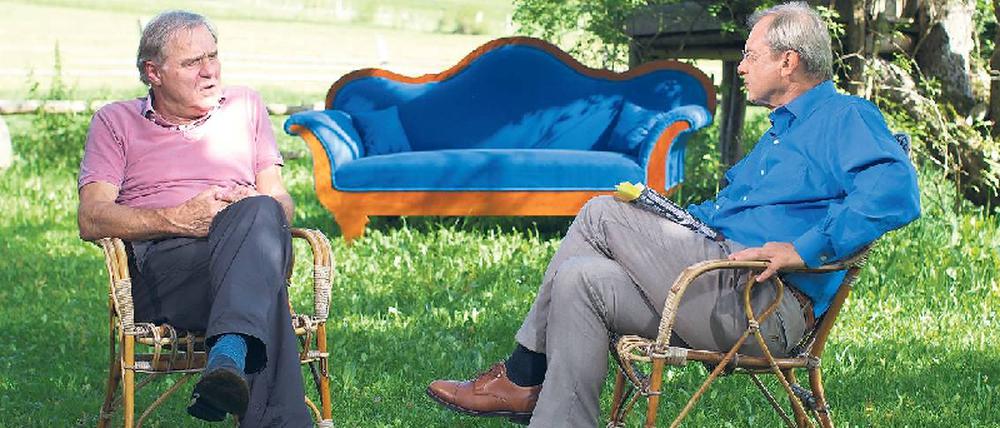 Mit Sofa. Roman-Debütant Sepp Bierbichler und Wolfgang Herles (re.). Foto: ZDF