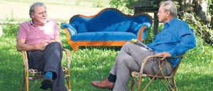 Mit Sofa. Roman-Debütant Sepp Bierbichler und Wolfgang Herles (re.). Foto: ZDF