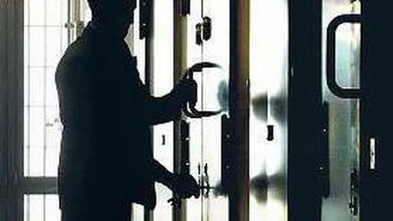 Aufschluss. Nach Gerichtsurteilen sind Dutzende Verwahrte auf freien Fuß gelangt. Es sollen, nach dem Willen der Regierung, nicht zu viele werden.