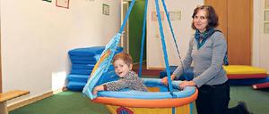 Idylle in Kreuzberg: In der Berliner Kita „Girotondo“ können die Kinder mit der Kita-Leiterin Lotte Althoff-Cercola und ihren Kollegen nicht nur toben, sondern auch Deutsch und Italienisch sprechen. Bei der Ausstattung legt die Kita Wert auf Qualität. Dennoch war die Einrichtung mit Umweltgiften belastet. 